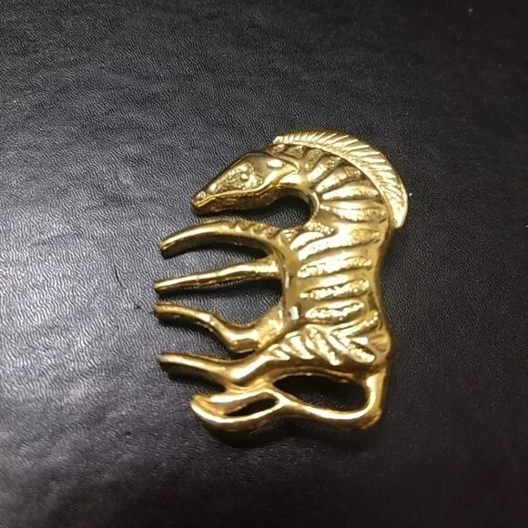 Gold tone zebra brooch - Picture 4 of 7